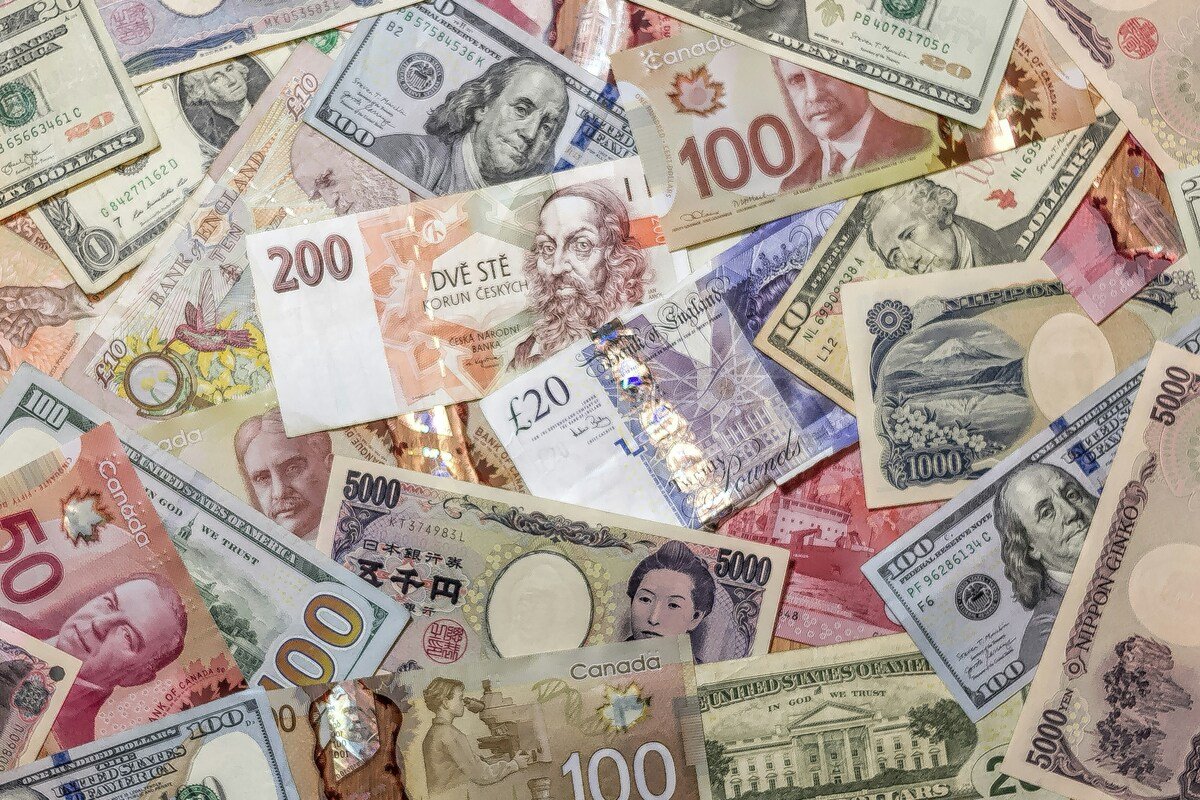 De ce cursul BNR este afisat pentru 100 HUF sau 100 JPY?