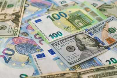 De ce scade euro fata de dolar - euro a coborat la minimul ultimelor 17 luni